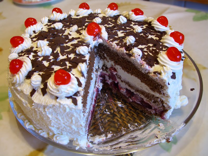 Schwarzw�lder Kirschtorte / Black Forest gateau ? Photo by Mikelo, CC BY-SA 2.0, via Wikimedia Commons