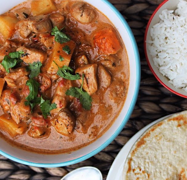 Spicy and hot chicken Tikka masala garnished with extra spices, rotis and rice. ? Photo by Sriyarao22, CC BY-SA 4.0, via Wikimedia Commons