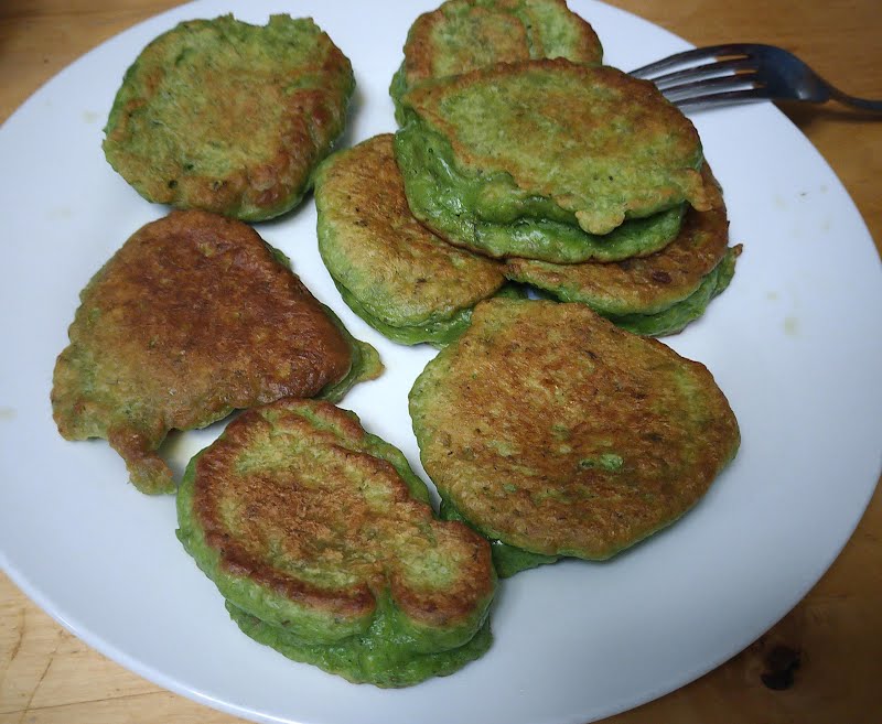 Spinach fritters made by me. ? Photo by Red-back spider, CC BY-SA 4.0, via Wikimedia Commons