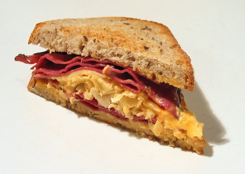 Reuben sandwich ? Photo by No machine-readable author provided. BenFrantzDale~commonswiki assumed (based on copyright claims)., CC BY-SA 3.0, via Wikimedia Commons