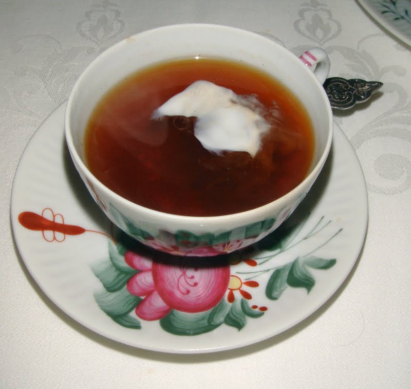 Tee mit Sahnewolke, die ostfriesische Art Tee zu trinken. Aufgenommen in Emden, Niedersachsen am 25.12.2008. ? Photo by Ke.We., CC BY 3.0, via Wikimedia Commons
