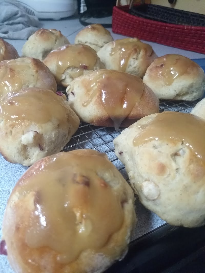 I made the hot cross buns recipe from wikibooks:cookbook:hot cross bun, so I figured id share a photo of the results ? Photo by EvanProdromou, CC BY-SA 4.0, via Wikimedia Commons