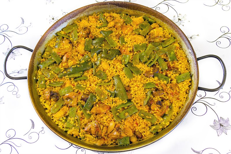 Paella - original Paella from Valencia ? Photo by Jan Harenburg, CC BY-SA 4.0, via Wikimedia Commons