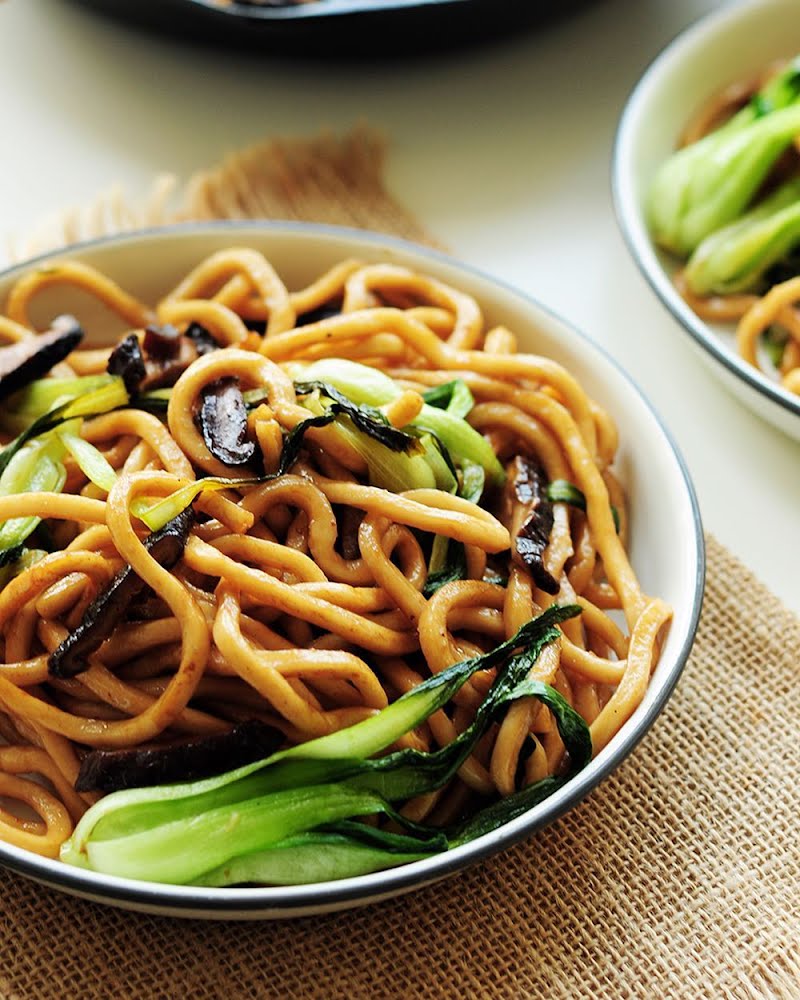 Pan-Fried Shanghai Noodles ? Photo by Sharon Chen, CC BY 3.0, via Wikimedia Commons