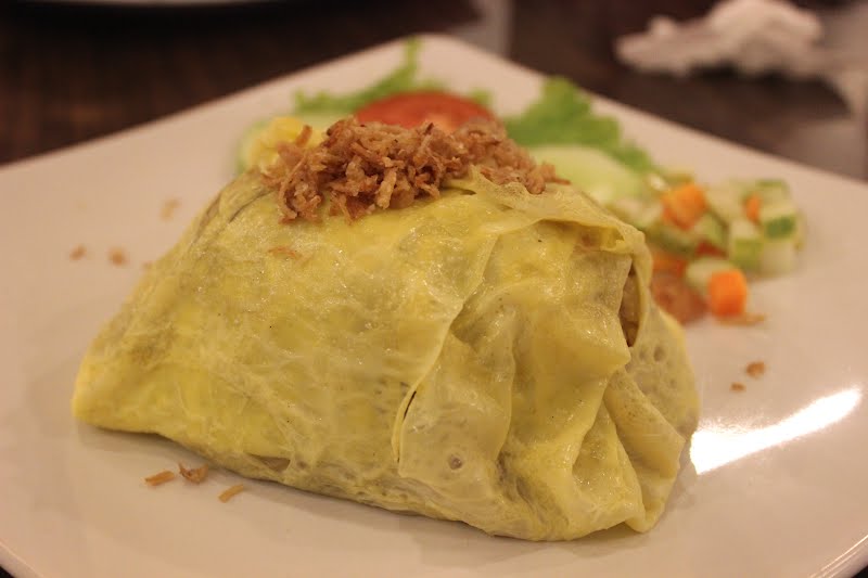Nasi goreng Pattaya (Pattaya fried rice), a local delicacy from Pattaya, Thailand. It is fried rice served in a pouch of omelette, commonly found in Indonesia, Malaysia, Singapore and Thailand. ? Photo by D.W. Fisher-Freberg, CC BY-SA 3.0, via Wikimedia Commons