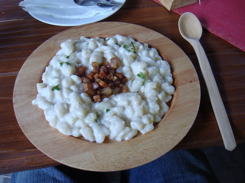 Bryndzové halu?ky so slaninou ? Photo by Gregory finster, CC0, via Wikimedia Commons