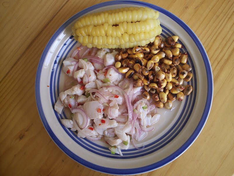 Basic toyo cebiche from Peru: fish + choclo (boiled corn) + cancha (toasted corn). ? Photo by David and Katarina from Peru/Slovakia, CC BY 2.0, via Wikimedia Commons