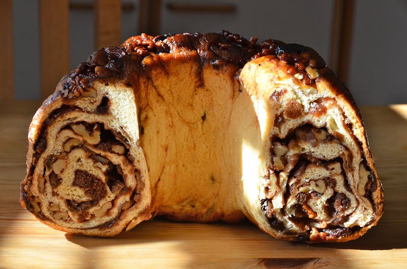 Cutting of a fresh Carinthian ?Reindling? made of yeast dough, filled with sugar, cinnamon, raisins, walnuts, butter and a lacing of rum, Carinthia / Austria / EU ? Photo by Johann Jaritz, CC BY-SA 3.0 at, via Wikimedia Commons