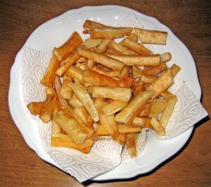 Assiette de cassaves frites ? Photo by fugzu, CC BY 2.0, via Wikimedia Commons