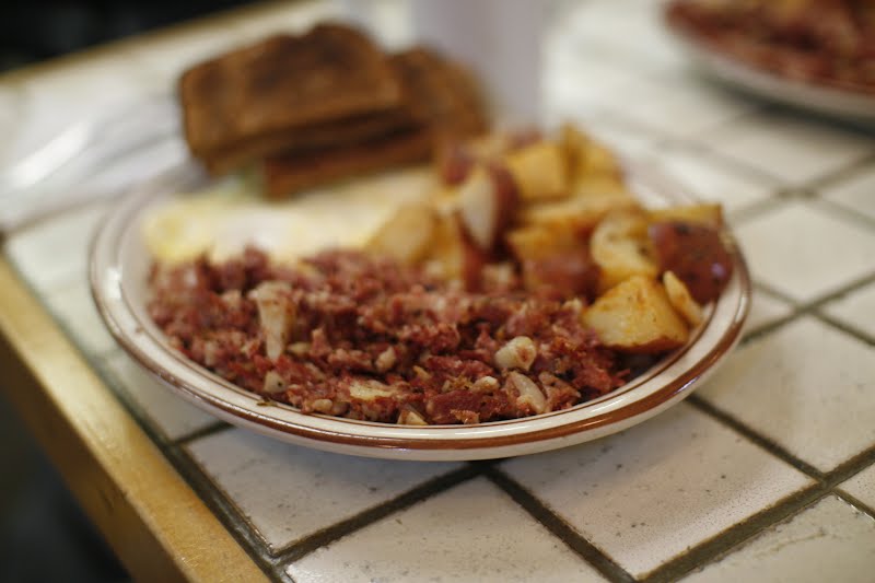 Corned beef hash at the Creamery (Nina's breakfast) ? Photo by Ginny and John Woods, CC BY-SA 2.0, via Wikimedia Commons