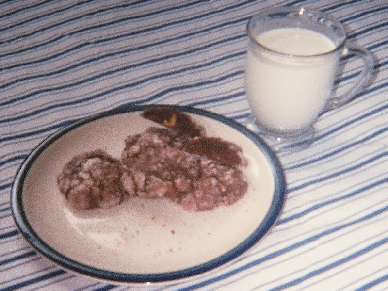 Cookies and milk. Recipe here: http://en.wikibooks.org/wiki/Cookbook:Saucepan_Fudge_Crackle_Cookies ? Photo by No machine-readable author provided. AlbertCahalan~commonswiki assumed (based on copyright claims)., Public domain, via Wikimedia Commons