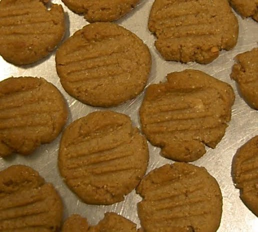 Peanut butter cookies, cooked and on the baking sheet ? Photo by Mark Fickett, CC BY-SA 2.5, via Wikimedia Commons