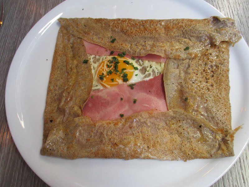 Galette de sarrasin complète bretonne ? Photo by Arnaud 25, CC BY-SA 4.0, via Wikimedia Commons