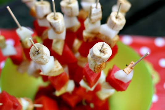 Party - fruit skewers ? Photo by Suzette - www.suzette.nu from Arnhem, Netherlands, CC BY 2.0, via Wikimedia Commons
