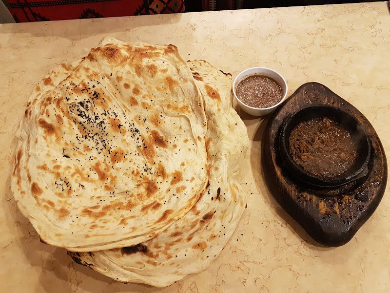 This is a Yemeni traditional bread called Mulawah and a Yemeni food called Fahsa ? Photo by SharabSalam, CC BY-SA 4.0, via Wikimedia Commons