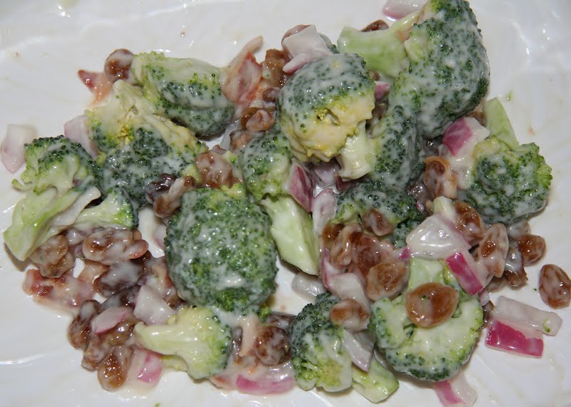 Broccoli salad served at a Minnesota pot luck supper. Made with raw broccoli and chopped red onion, crumbled fried bacon, plumped raisins, mayonnaise, sugar, and vinegar. ? Photo by Jonathunder, CC BY-SA 3.0, via Wikimedia Commons