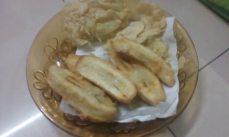 Pisang goreng (fried bananas) Nyum nyum so sedap :D ? Photo by Wiki Farazi, CC BY-SA 4.0, via Wikimedia Commons