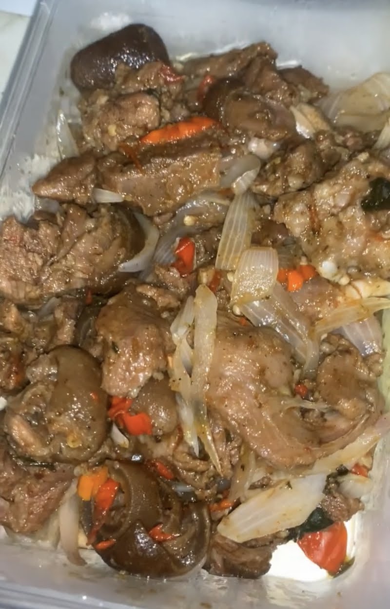 Goat meat in pepper mix ? Photo by Edriiic, CC BY-SA 4.0, via Wikimedia Commons