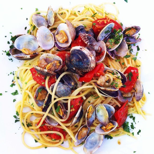 Spaghetti with clams (Alassio, Italy) ? Photo by Popo le Chien, CC BY-SA 4.0, via Wikimedia Commons
