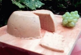 vegan cheese ? Photo by Fasten at English Wikibooks, CC BY-SA 3.0, via Wikimedia Commons