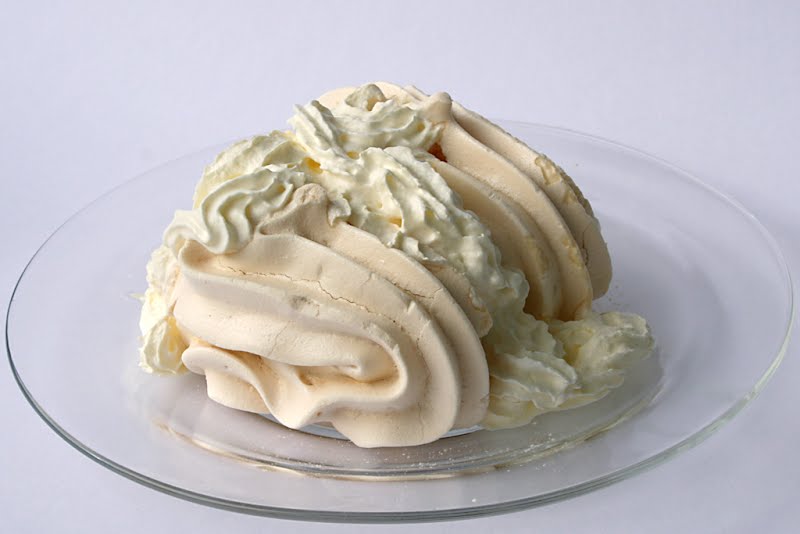 Meringues mit Schlagrahm ? Photo by Mike Lehmann, Mike Switzerland 12:44, 27 January 2007 (UTC), CC BY-SA 3.0, via Wikimedia Commons