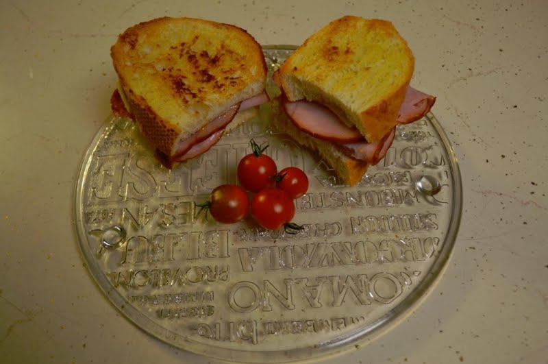 The croque monsieur with a tomato garnish ? Photo by Visitor7, CC BY-SA 3.0, via Wikimedia Commons