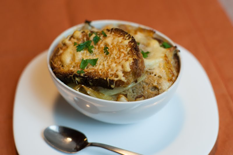 Soupe à l'oignon ? Photo by Ludovic Péron, CC BY-SA 3.0, via Wikimedia Commons