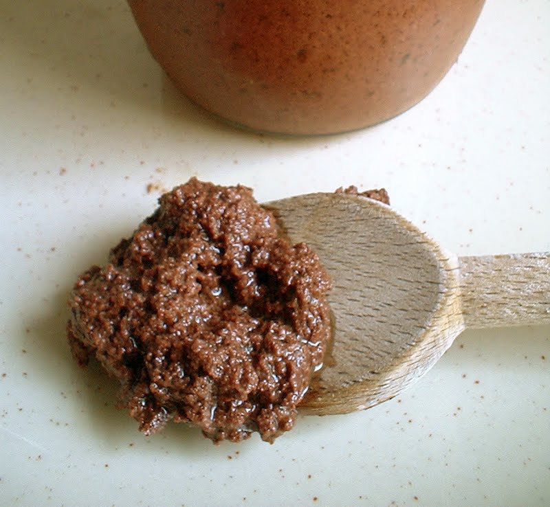 h�lzerner Kochl�ffel mit Tapenade. ? Photo by Marc Giacone, Public domain, via Wikimedia Commons