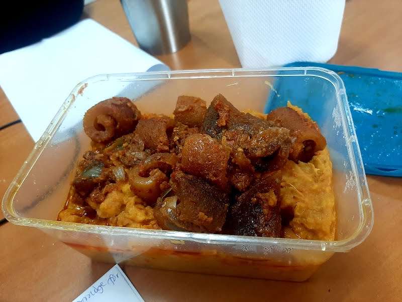 This image represent a cooked and served yam/sweet potato porridge with peppered ponmo ? Photo by TFKay, CC BY-SA 4.0, via Wikimedia Commons