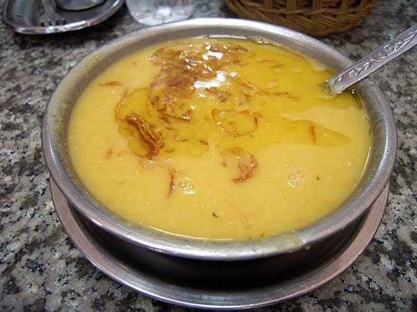 Gelbe Linsensuppe mit zerlassener Butter und Röstzwiebeln ? Photo by Roland Unger, CC BY-SA 3.0, via Wikimedia Commons