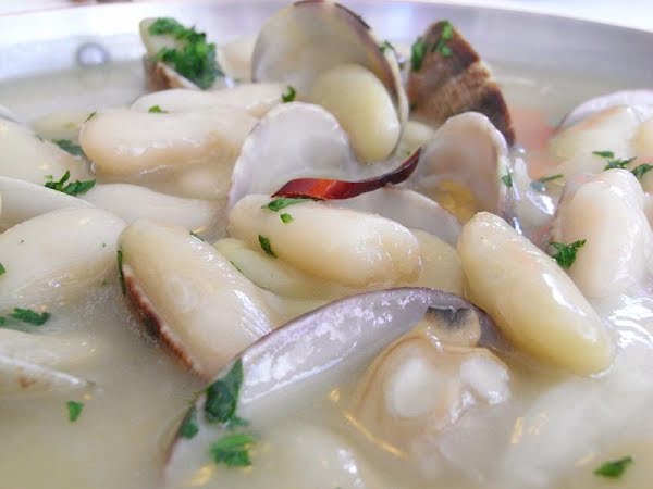 Fabes con almejas ? Photo by jlastras, CC BY 2.0, via Wikimedia Commons