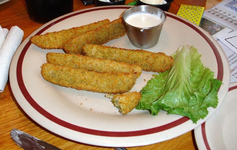 Yummy! Fried pickles, Dixie Cafe style. Arkansas ? Photo by Belinda Hankins Miller from U.S.A., CC BY 2.0, via Wikimedia Commons
