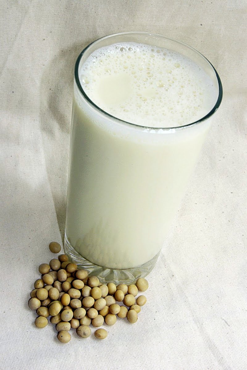Glass of soy milk and soy beans. ? Photo by LinasD (this version uploaded by SlimVirgin), CC BY-SA 3.0, via Wikimedia Commons