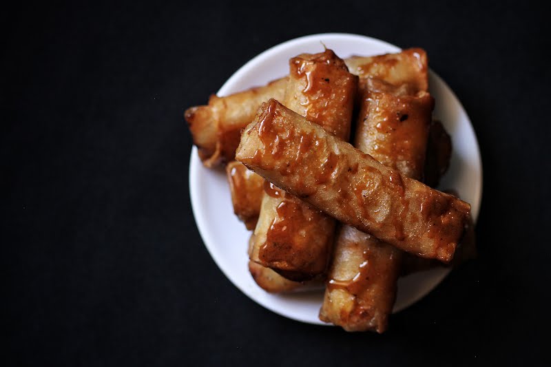Turon is a type of Filipino snack. It is also called deep-fried banana rolls or banana lumpia ? Photo by Herbertkikoy, CC BY-SA 4.0, via Wikimedia Commons