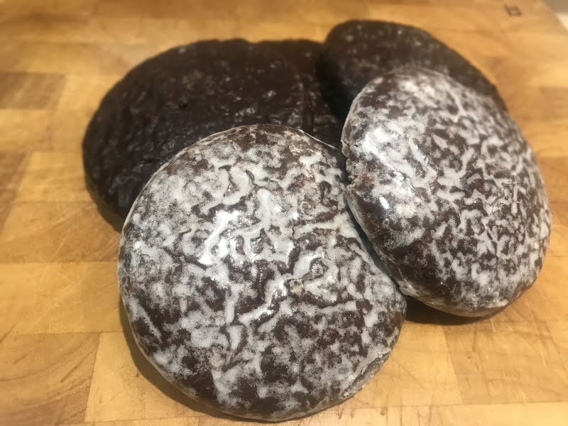 An assortment of plain and dark chocolate N�rnberger Lebkuchen ? Photo by Cnbrb, CC BY-SA 4.0, via Wikimedia Commons