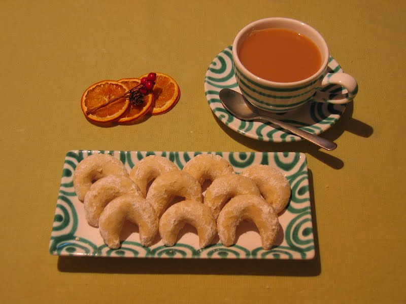 Vanillekipferl finished ? Photo by sunnyday72, CC BY-SA 3.0, via Wikimedia Commons