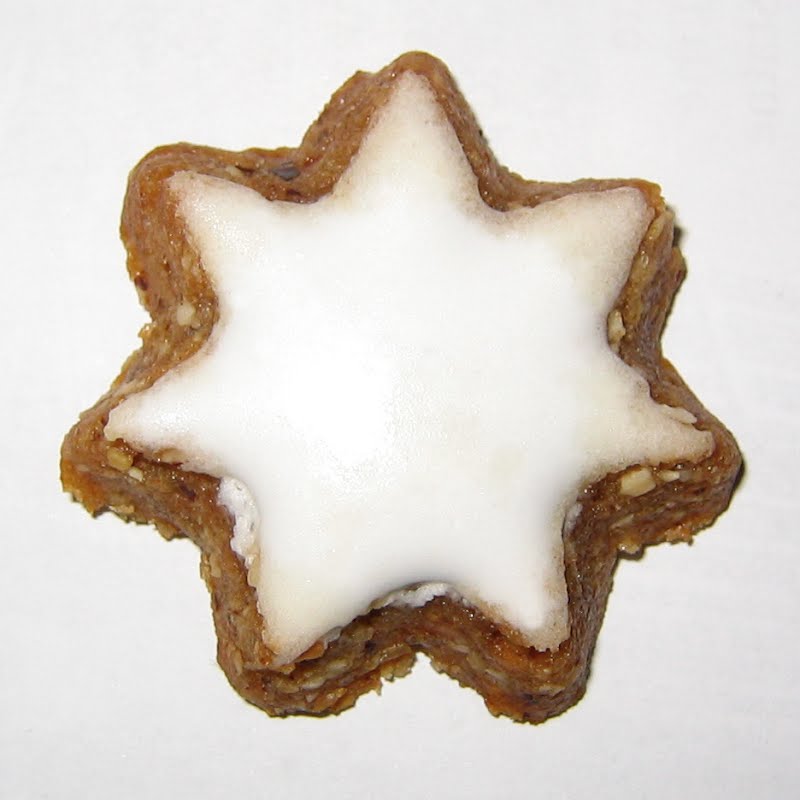 Ein Zimtstern ? Photo by Carport, Public domain, via Wikimedia Commons