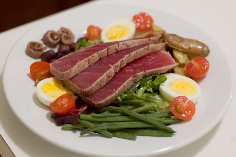 Salade nicoise with seared tuna ? Photo by Canterel, CC BY-SA 4.0, via Wikimedia Commons