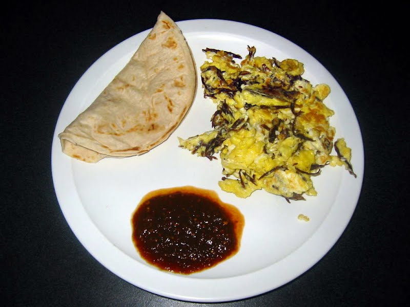 Machacado con huevo is a typical dish in the north of M�xico, which consists of shredded dry beef with fried eggs. Hot sauce and wheat flour tortilla. ? Photo by Limbo@MX C, CC BY-SA 2.5, via Wikimedia Commons