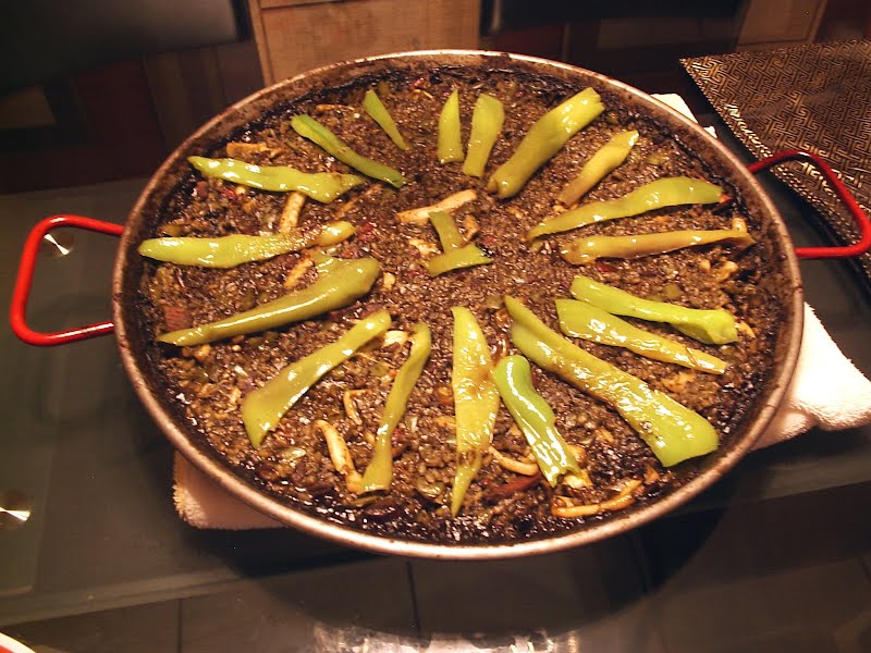 Arroz negro made in a paellera ? Photo by RecoveryMinded, Public domain, via Wikimedia Commons