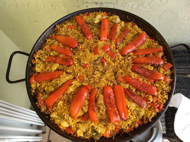 A Valencian paella containing chicken, rabbit, duck, lima beans and red bell peppers ? Photo by Moby-Dick4000, CC BY-SA 4.0, via Wikimedia Commons