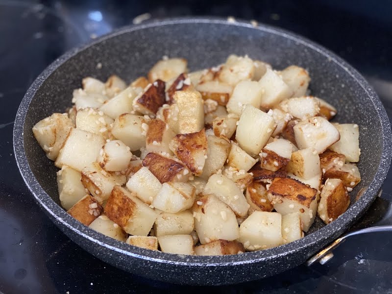 Potatoes fried with minced garlic