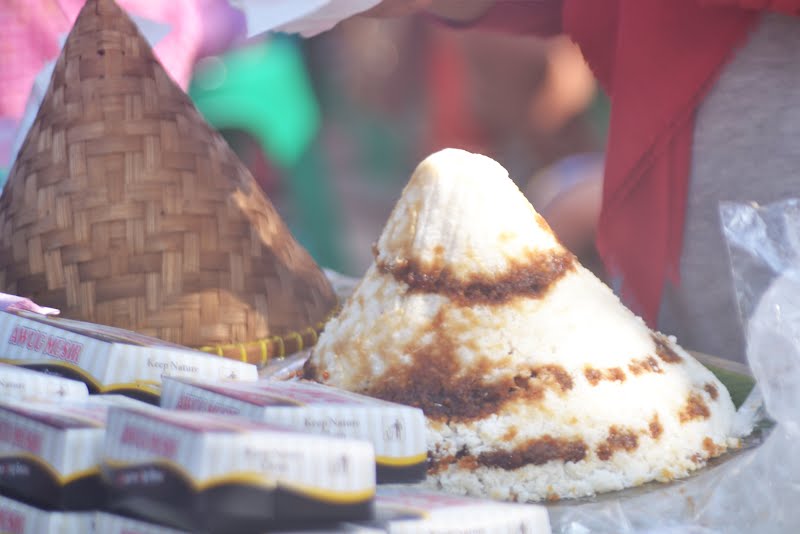 Dodongkal atau Dongkal makanan khas Sunda atau kue tradisional Indonesia, yang terbuat dari bahan dasar tepung beras, gula merah, dan kelapa. Di beberapa daerah, dodongkal dikenal juga dengan sebutan awug. ? Photo by Yuriandrian85, CC BY-SA 4.0, via Wikimedia Commons