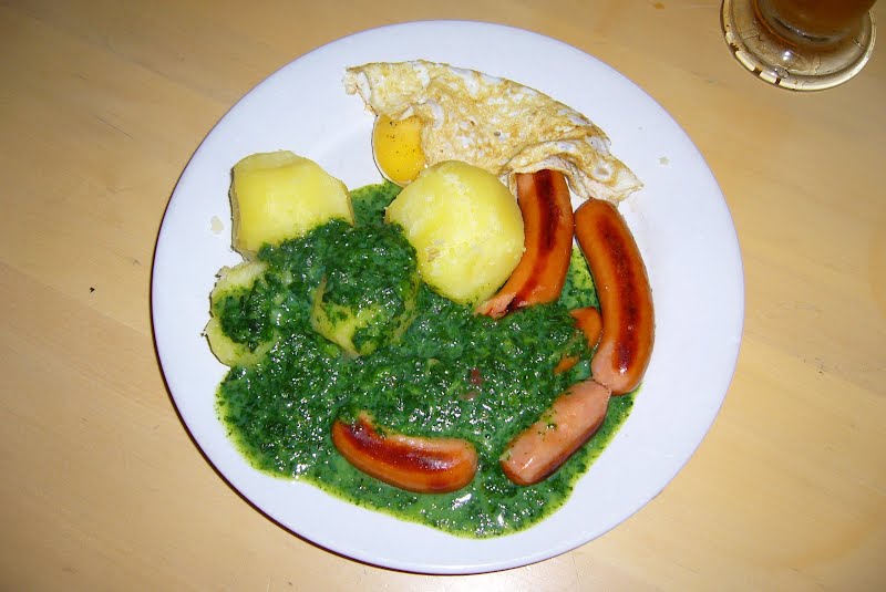 Chipolata with potatoes, fried egg and creamed spinach. ? Photo by Aarno at English Wikibooks, CC BY-SA 3.0, via Wikimedia Commons