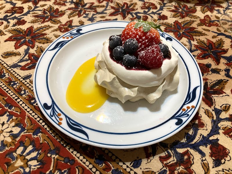 A pavlova topped with berries, as described in wikibooks:Cookbook:Green Tea and Berry Pavlovas ? Photo by Kittycataclysm, CC BY-SA 4.0, via Wikimedia Commons