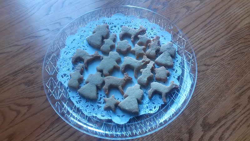 Christmas cinnamon cookies ? Photo by L293D, CC BY-SA 4.0, via Wikimedia Commons