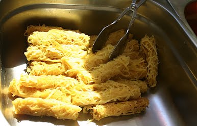 Malayan Roti Jala ? Photo by Streuselbr�tchen, CC BY-SA 3.0, via Wikimedia Commons