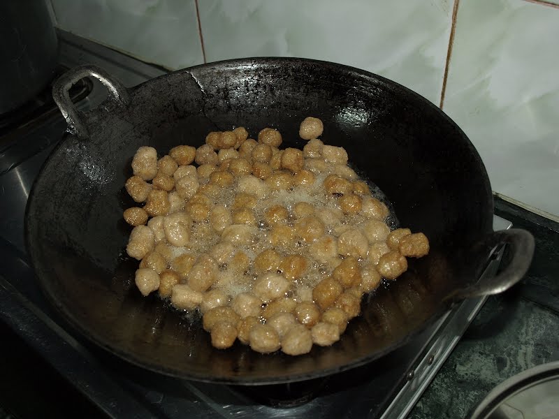 Masauras being stir-fried in oil. ? Photo by AlexanderVanLoon, CC BY-SA 3.0, via Wikimedia Commons
