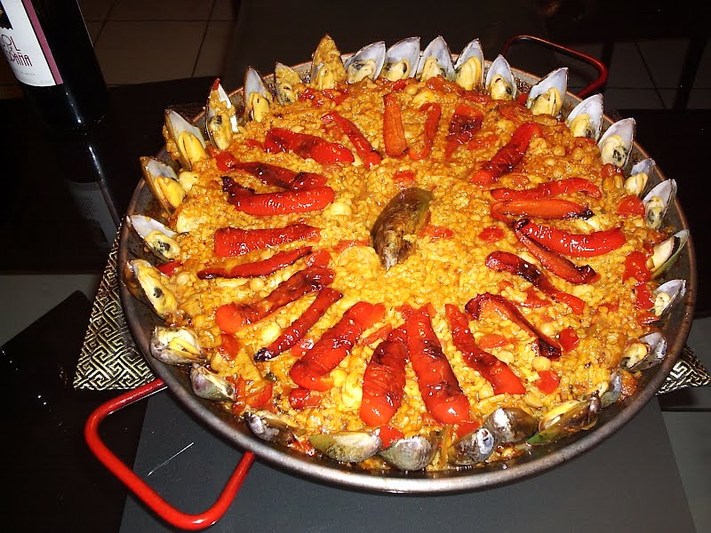 A paella with mussels. ? Photo by RecoveryMinded, Public domain, via Wikimedia Commons