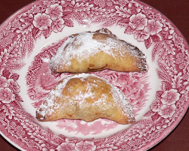 Description: Empanadas Subject: Peruvian cuisine Photographer: © Manuel González Olaechea y Franco Shot date : October, 23rd , 2005 ? Photo by No machine-readable author provided. Manuel González Olaechea assumed (based on copyright claims)., CC BY-SA 3.0, via Wikimedia Commons